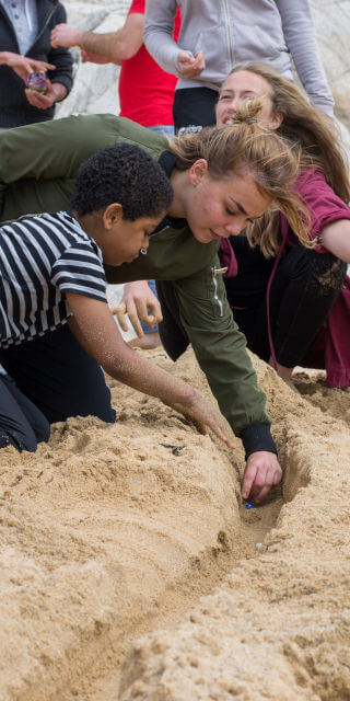 Une animatrice joue avec un enfant