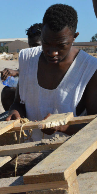 Un stagiaire construit un radeau en palette